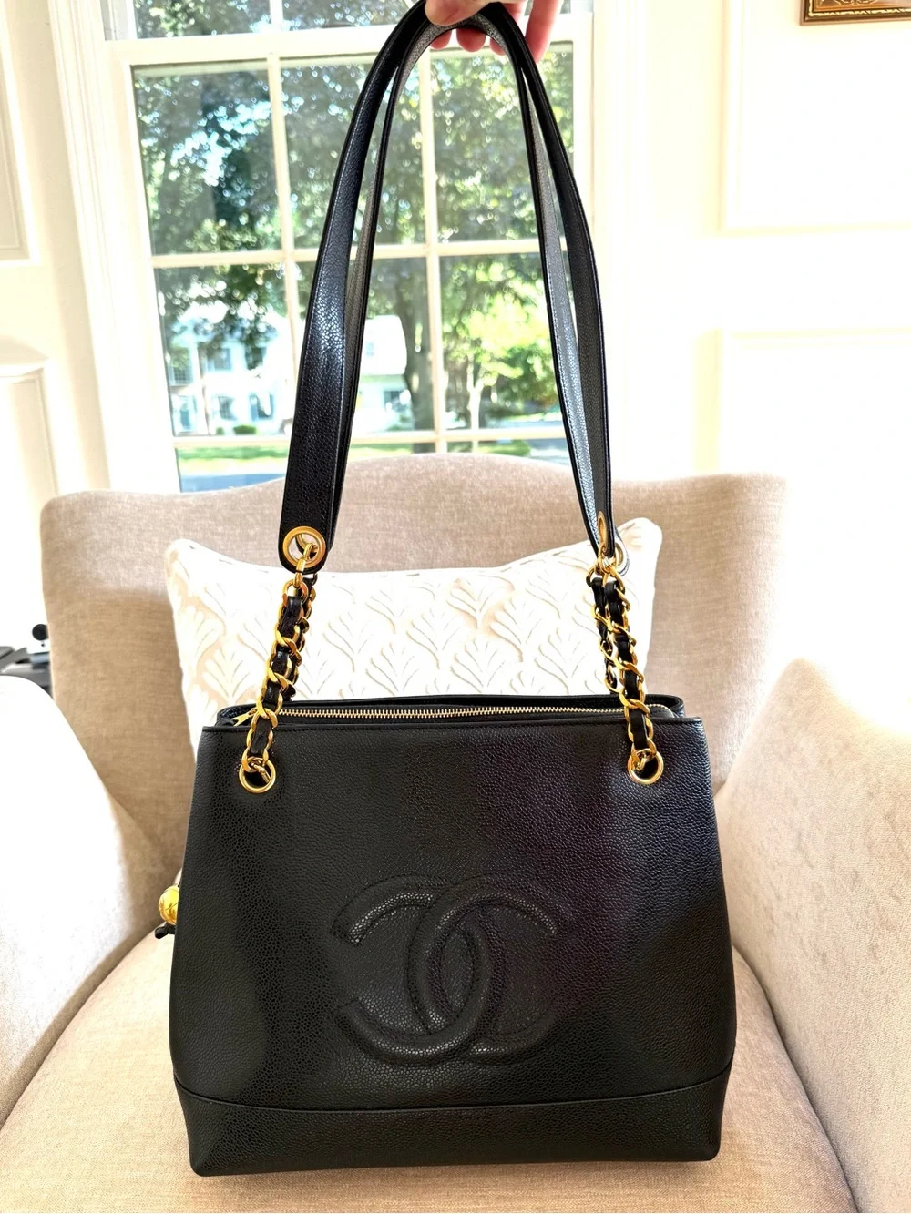 Authentic Chanel CC black caviar leather shoulder bag tote gold hardware